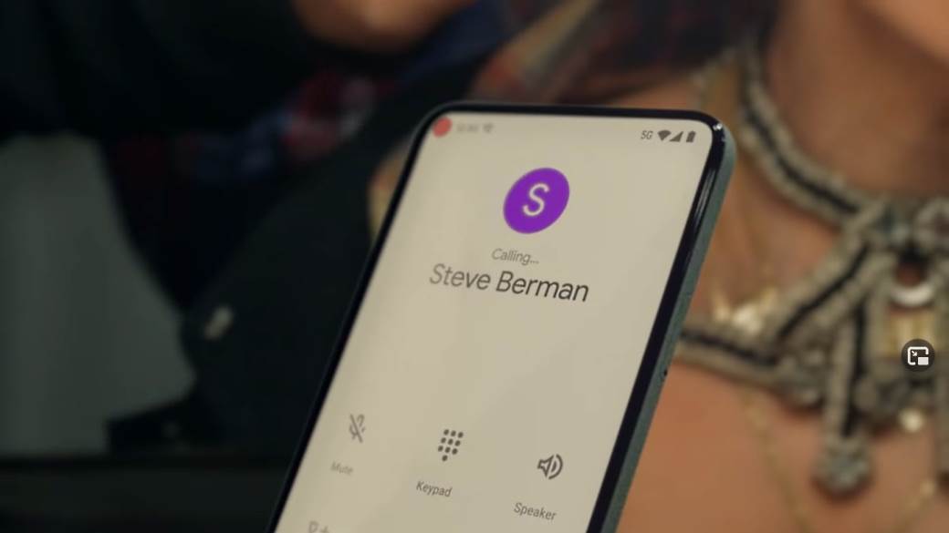 google pixel 5 gwen stefani telefonira naopako kako drži telefon spot muzika