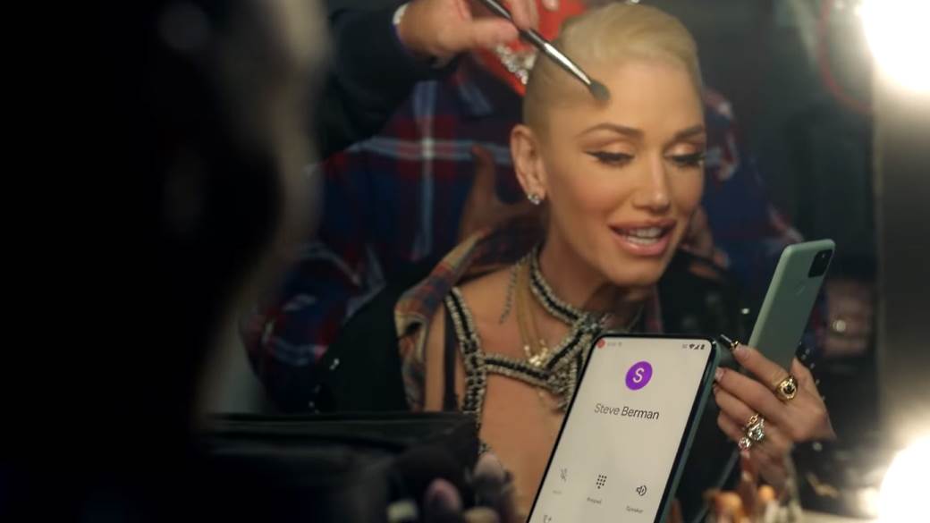 google pixel 5 gwen stefani telefonira naopako kako drži telefon spot muzika