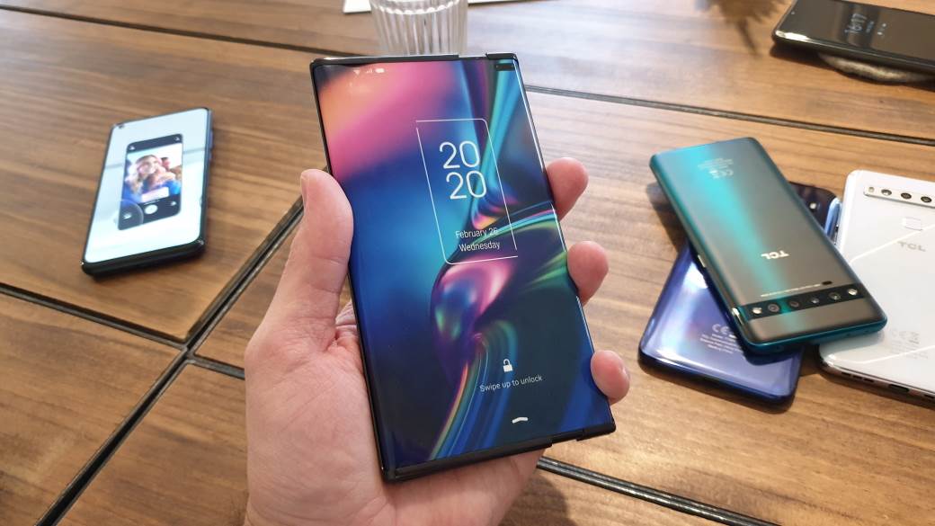 tcl fold ‘n roll savitljivi telefon ekran rolanje kako izgleda foto koncept premijera