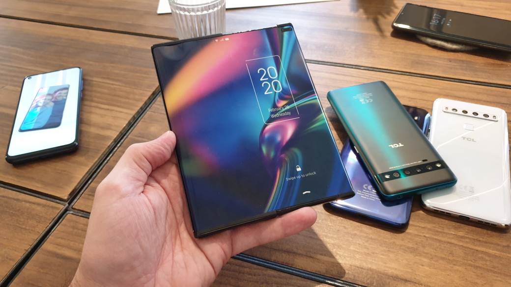 tcl fold ‘n roll savitljivi telefon ekran rolanje kako izgleda foto koncept premijera