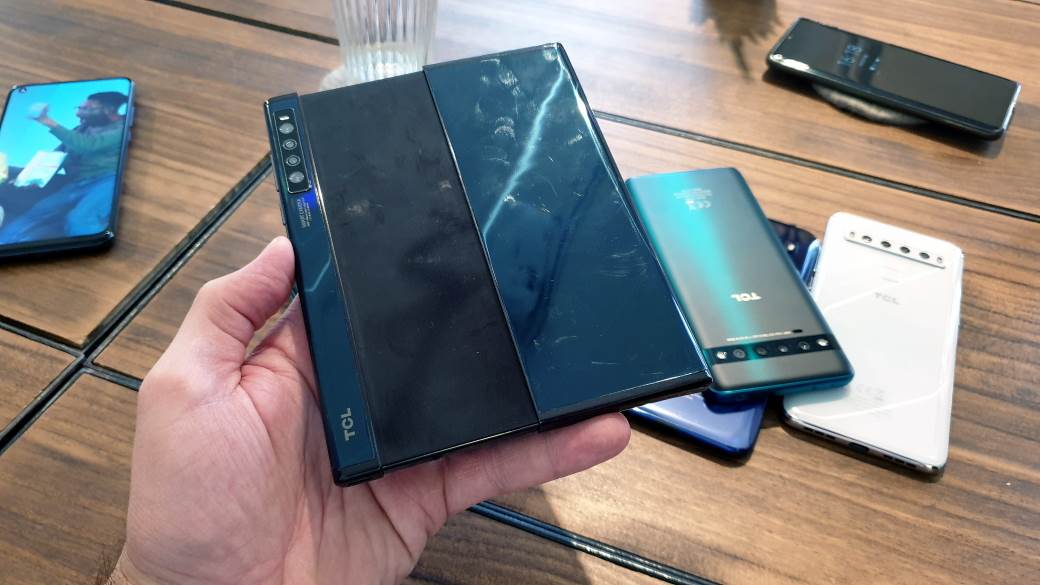 tcl fold ‘n roll savitljivi telefon ekran rolanje kako izgleda foto koncept premijera