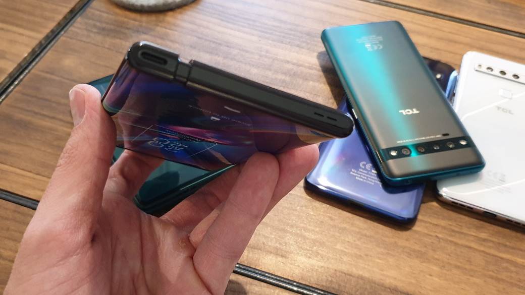 tcl fold ‘n roll savitljivi telefon ekran rolanje kako izgleda foto koncept premijera