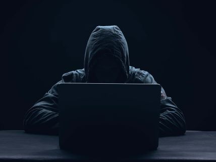 Haker na laptopu