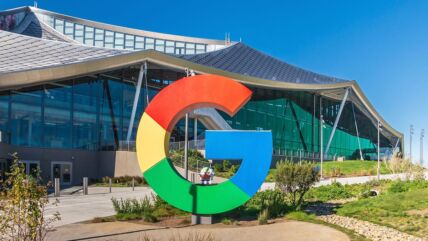 Google logo ispred poslovne zgrade kompanije