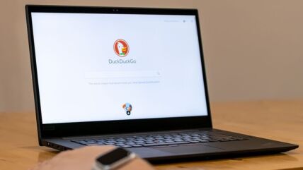 DuckDuckGo internet pretraživač na laptopu