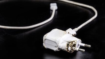 Pregoreo neispravan punjač za telefon