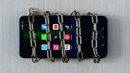 Lanac oko telefona na čijem su ekranu aplikacije društvenih mreža