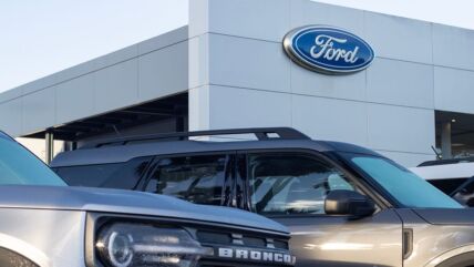 Ford automobili i logo kompanije na zgradi