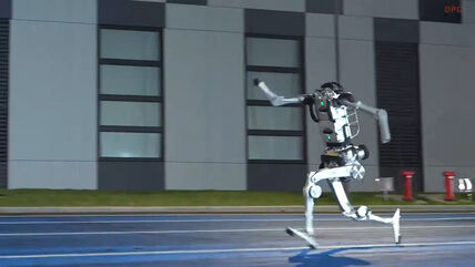 Unitree Superman Robot trči na stazi