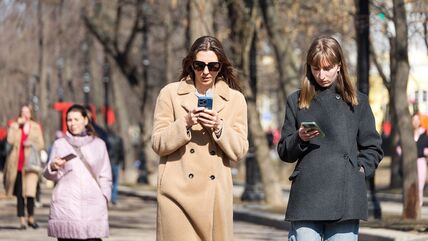 Rusi na ulici koriste mobilne telefone