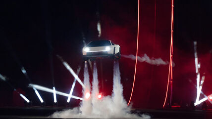 Tesla Roadster leti