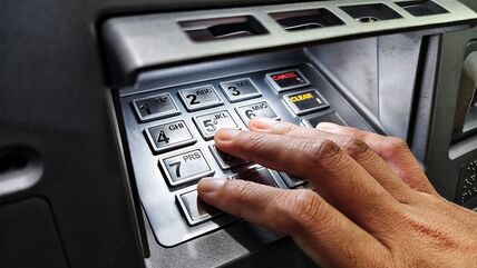 Unošenje PIN koda na bankomatu