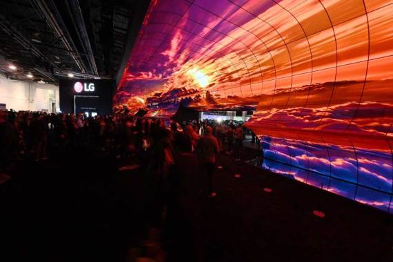 CES LG OLED Attractor
