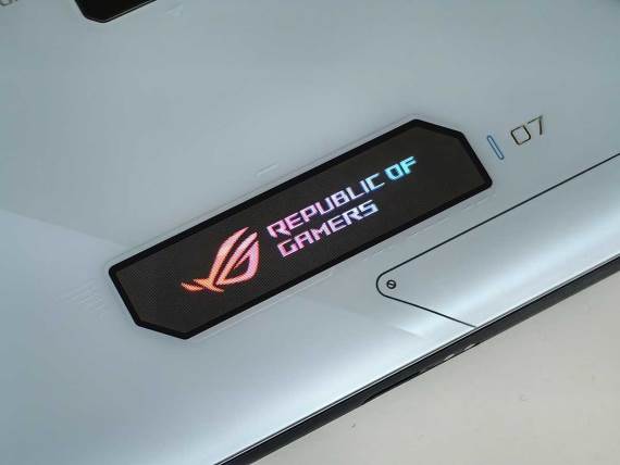 ROG Phone 7 Ultimate ekran na poleđini