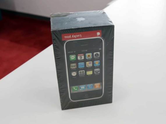 iPhone u neotvorenom pakovanju