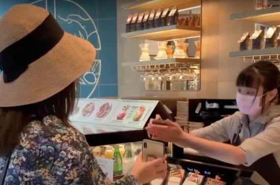 zena placa wechat aplikacijom u radnji u kini