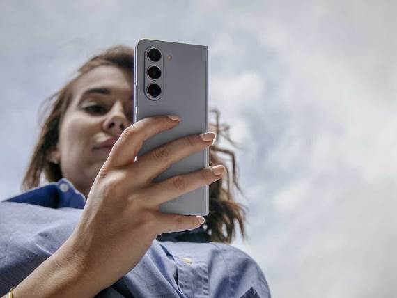 Samsung Galaxy Z Fold5 u ruci