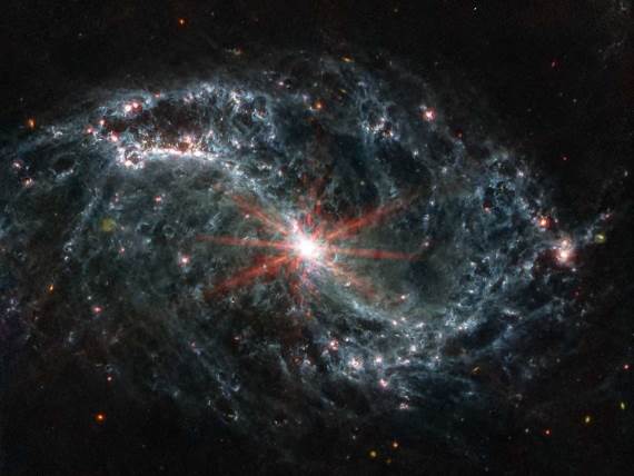 Džejms Veb nedostatak AGN crnih rupa