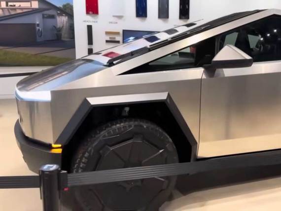 Cybertruck izložen u Tesla salonu