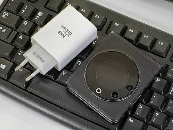 TECNO Phantom V Flip 5G i punjač