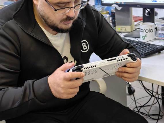 Gejming na ROG Ally konzoli