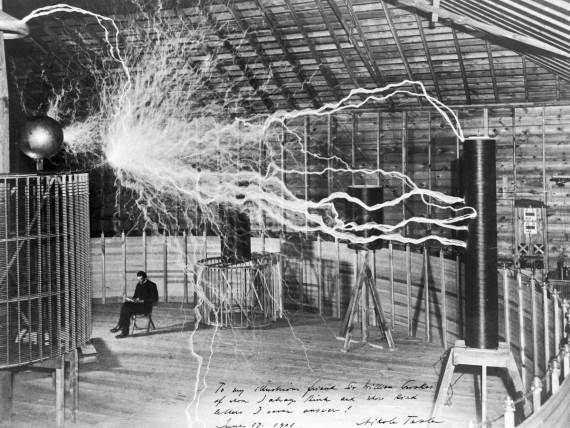 Nikola Tesla u laboratoriji u Kolorado Springsu _ Foto Wikimedia Public domain.jpg