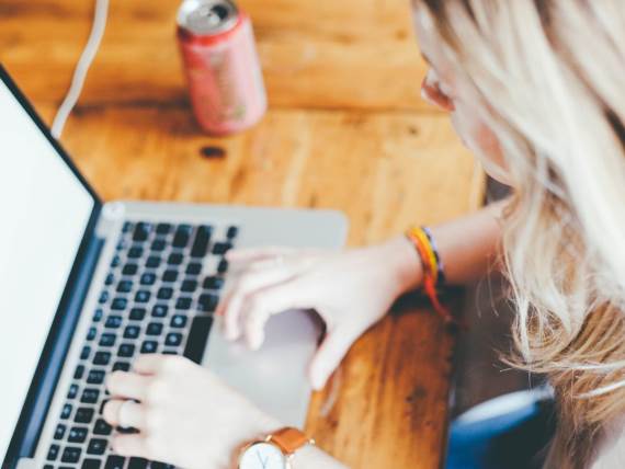 laptop _ kucanje _ devojka _ Foto Pixabay.jpg