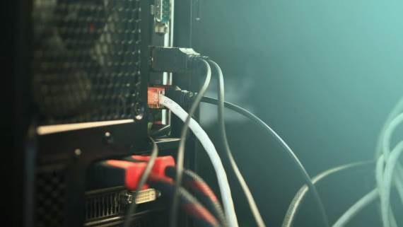Kablovi iza računara