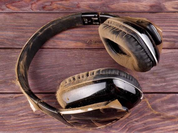 Prljave over-ear slušalice