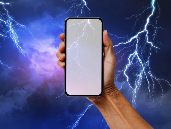 Korišćenje telefona dok grmi