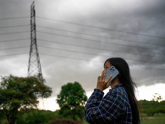 Žena koristi telefon po nevremenu