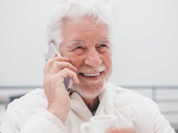 Starija osoba priča na telefon