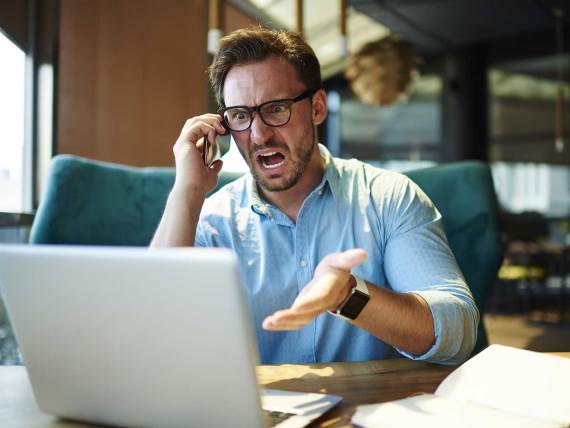 Ljut čovek priča na telefon