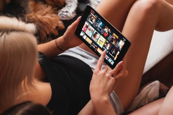 Netflix tablet devojka _ Foto Pixabay.jpg