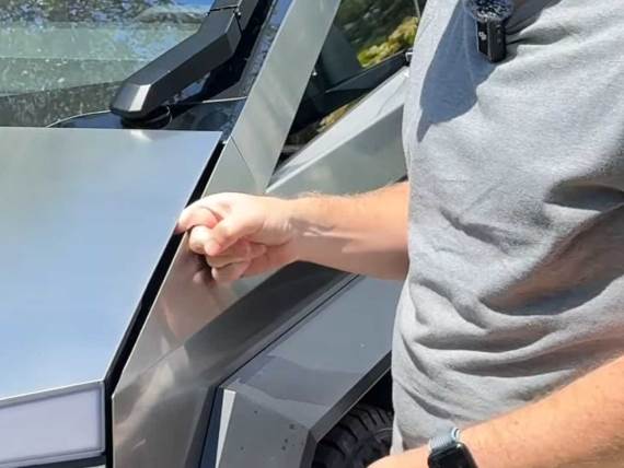 Zatvorio vrata Cybertrucka na prst