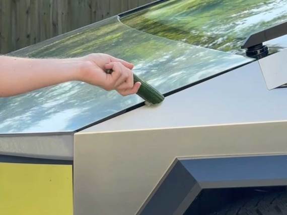 Cybertruck vrata gepeka zgnječila krastavac