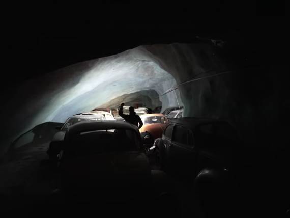 Volkswagen _ stari automobili _ rudnik Švajcarska _ Foto YouTube Exploring the Unbeaten Path (18).jpg