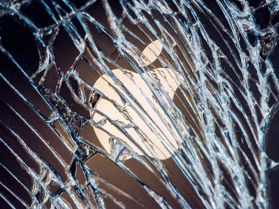 Apple logo slomljeno staklo