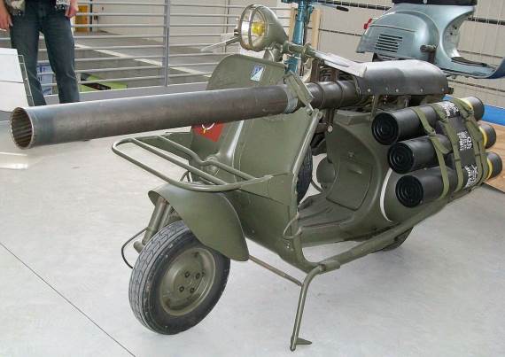 Vespa 150 TAP _ skuter sa bestrzajnim topom _ Foto Wikimedia C. Galliani.jpg
