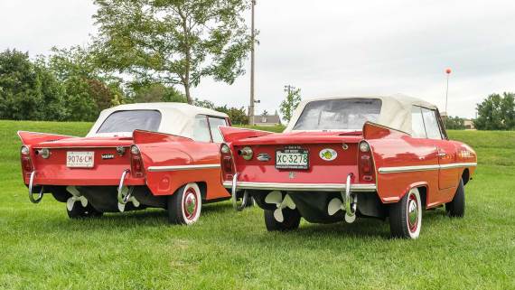 Dva Amphicar 770 automobila