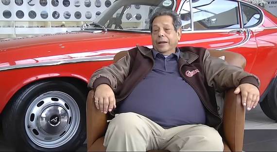 Irv Gordon ispred svog Volvo P1800S automobila