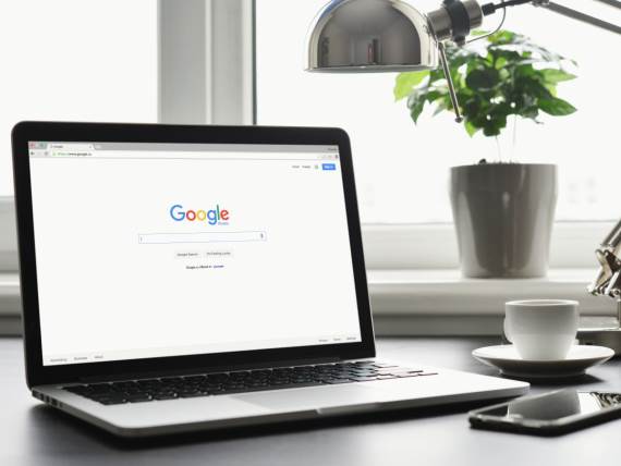Google _ laptop _ Foto Shutterstock.jpg