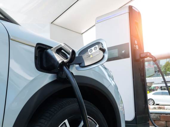 Električni automobil _ punjenje baterija _ punjač _ Foto Shutterstock (1).jpg