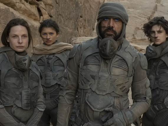 Dina _ svemirska odela _ Foto Warner Bros. Promo.jpg