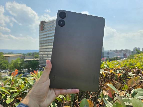 Redmi Pad Pro u ruci