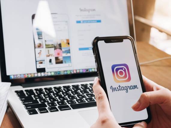 Instagram _ telefon _ laptop _ Foto Shutterstock wichayada suwanachun.jpg