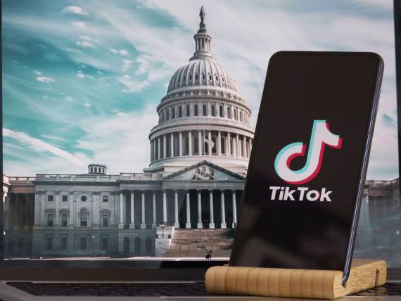 TikTok _ SAD Bela kuća _ telefon - Foto Shutterstock.jpg