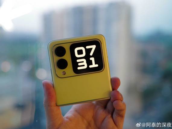 Huawei nova Flip _ telefon na preklop _ Foto Weibo (2).jpg