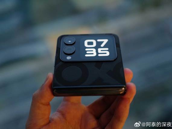 Huawei nova Flip _ telefon na preklop _ Foto Weibo (3).jpg