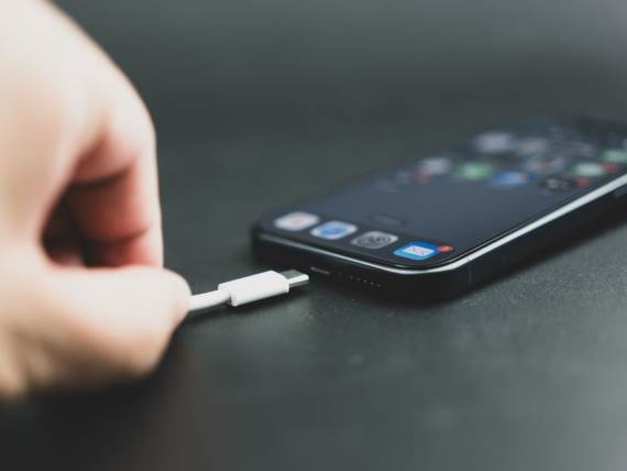 Pametni telefon _ punjenje baterije _ Foto Shutterstock (2).jpg